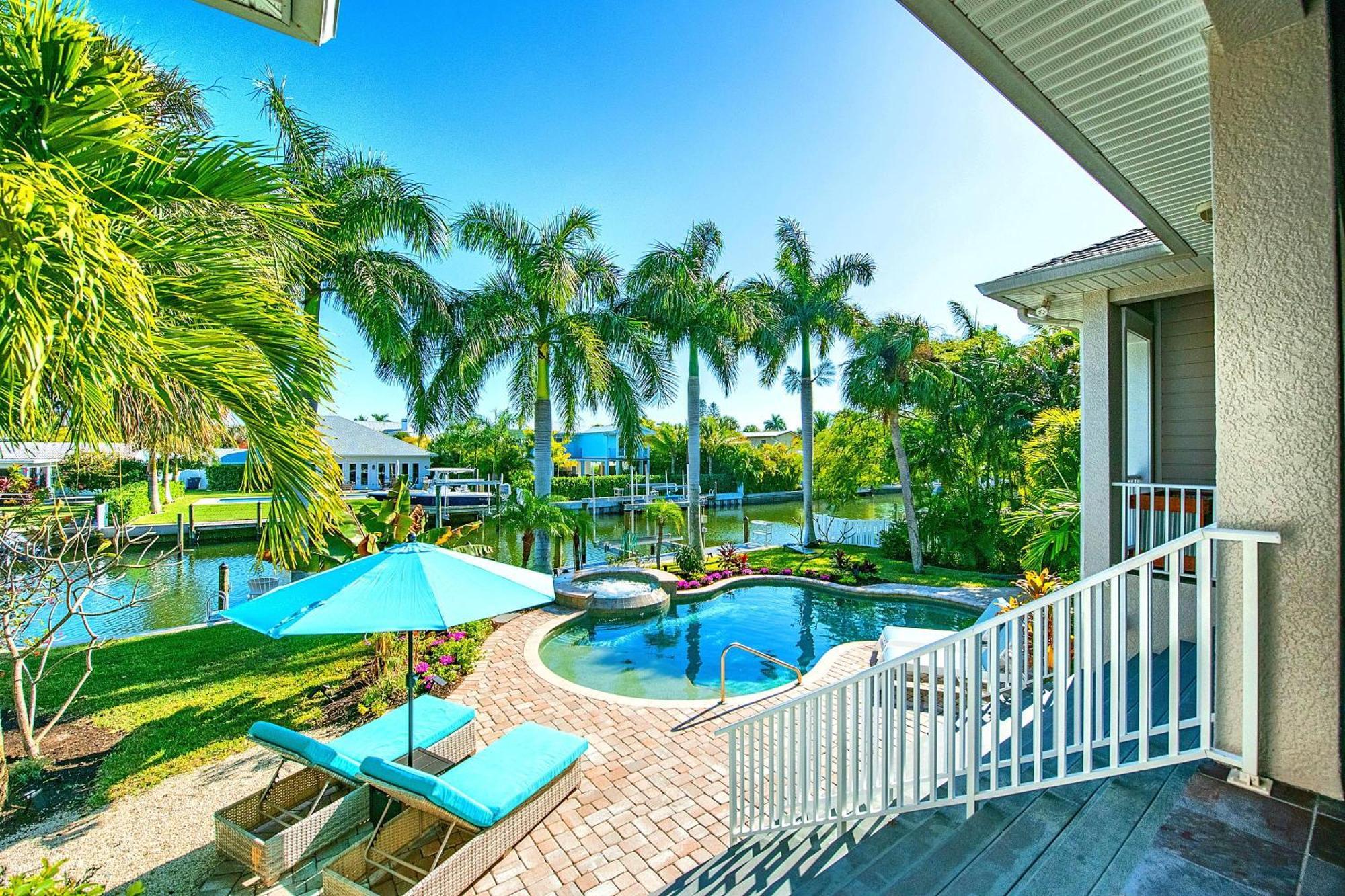 Bikinis And Martinis Waterfront Canal Villa Anna Maria Exterior foto